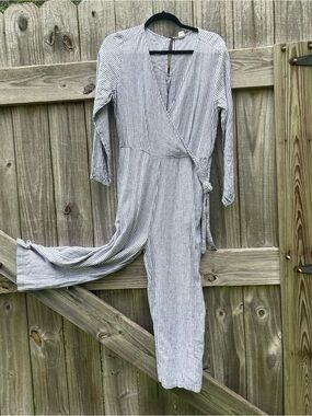 Old Navy Striped Wrap Jumpsuit in White and Navy Size M